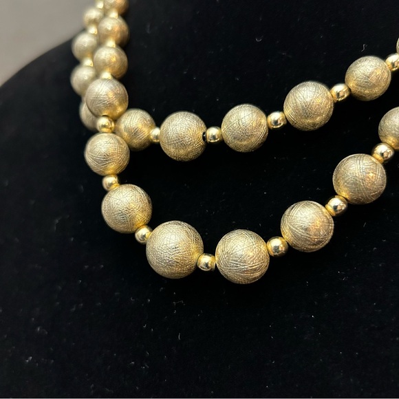 Vtg Whiting & Davis Double Strand Textured Gold Tone Round Bead Necklace - Picture 2 of 7